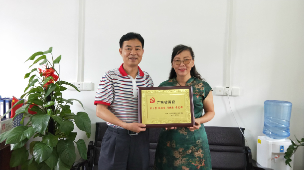 1532055841629468.jpg 林宇为十大体育外围平台app法学系教工党支部授牌.JPG
